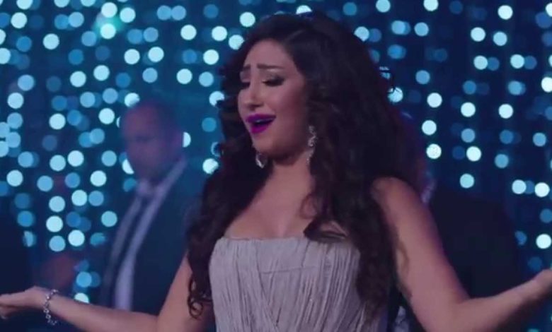 كلمات اغنية جايه بي رجليه بوسي